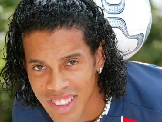 西班牙第四级别球队发布新球衣，灵感来源于罗马和托蒂.